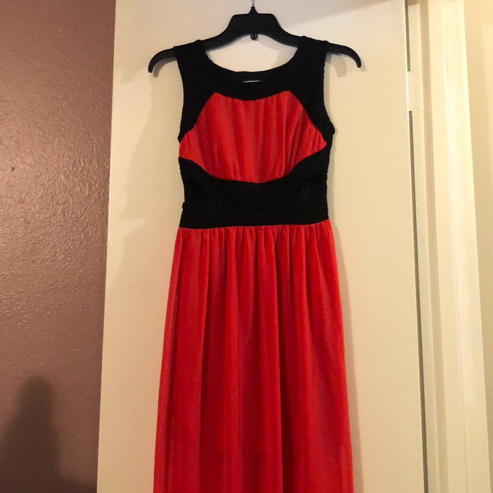 Maxi dress with cut out side